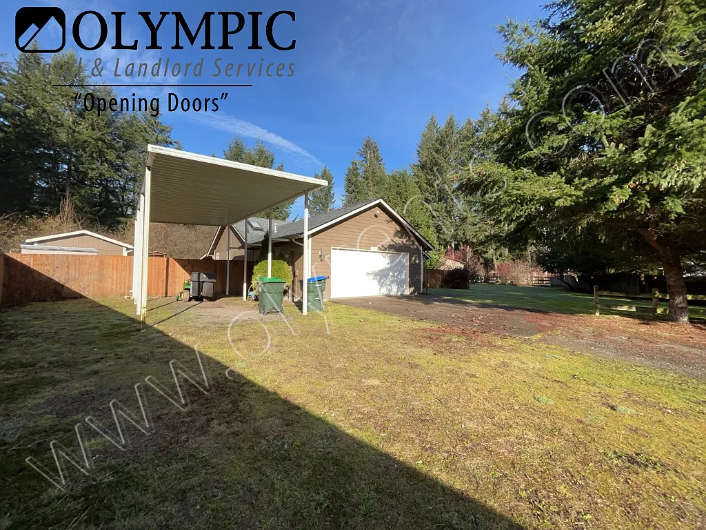 3 Bedroom home with a large fenced yard, RV Parking & AC! — Photo 3