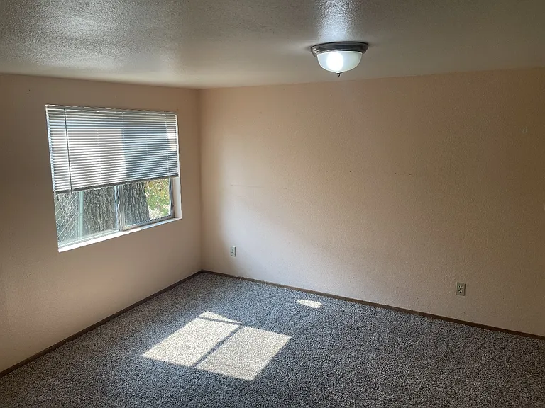 1092 Humboldt Ave — Photo 5
