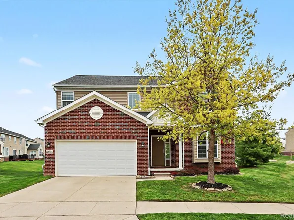 59684 Twin Pines Dr, New Hudson, MI 48165