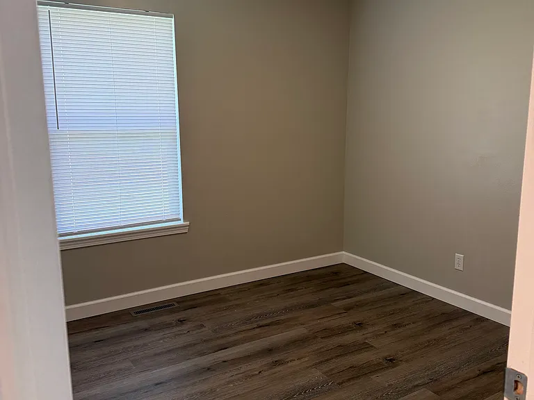 706 E Dyann Dr — Photo 10