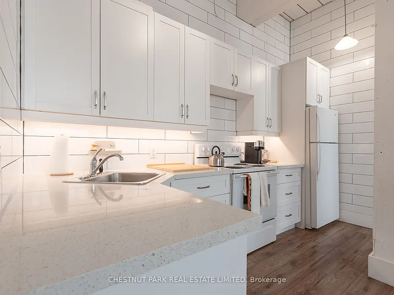 1135 Dundas St E #1 — Photo 9