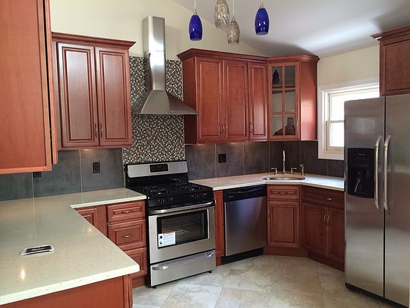 4th image of 383 Clawson St