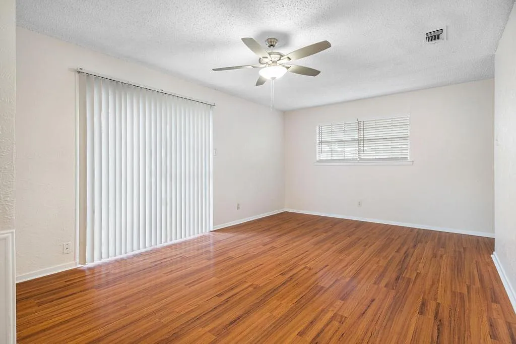 726 E Pecan St — Photo 4