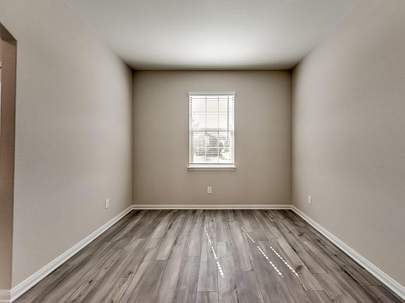 4th image of 310 Foster Ln