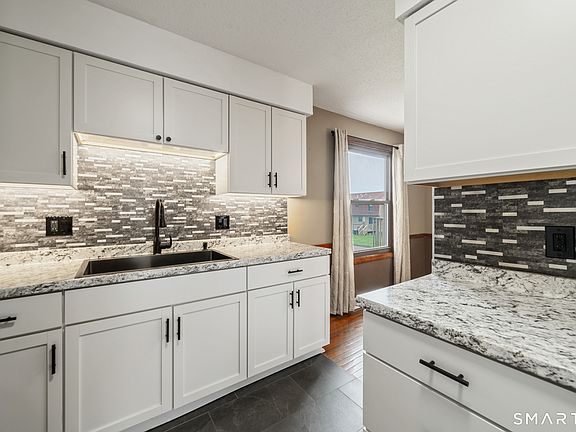 5th image of 33 Bay Path Way #33