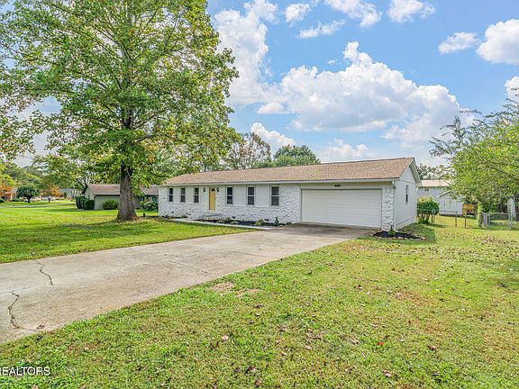 2nd image of 1933 Plumb Creek Cir