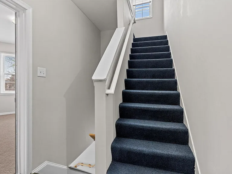 2510 Roslyn Ave — Photo 29