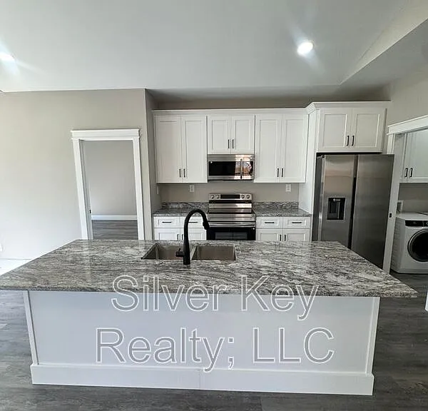 920 Stratford Ave — Photo 12