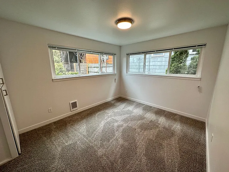 501 Malden Ave E — Photo 20