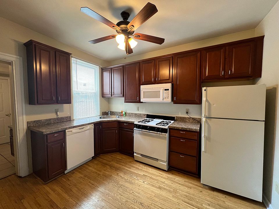Fully Equipped Eat In Kitchen with Gas Range/Oven, Microwave, Dishwasher, Refrigerator, ceiling fan