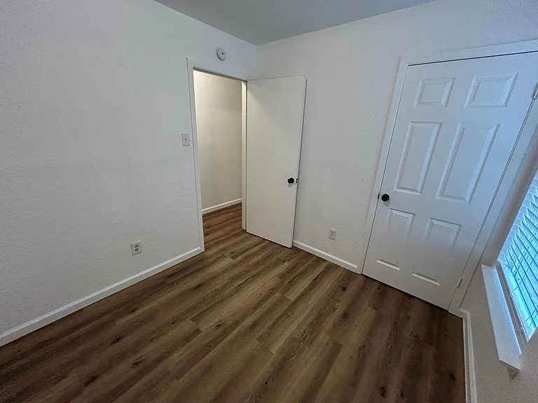 1118 Brookswood Ave E #B — Photo 5