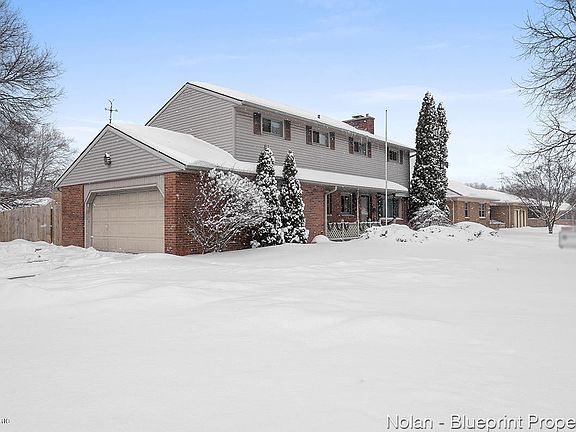 3rd image of 37 Crestwood Dr NW