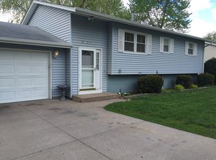 3438 Clearwater Dr, Bettendorf, IA 52722
