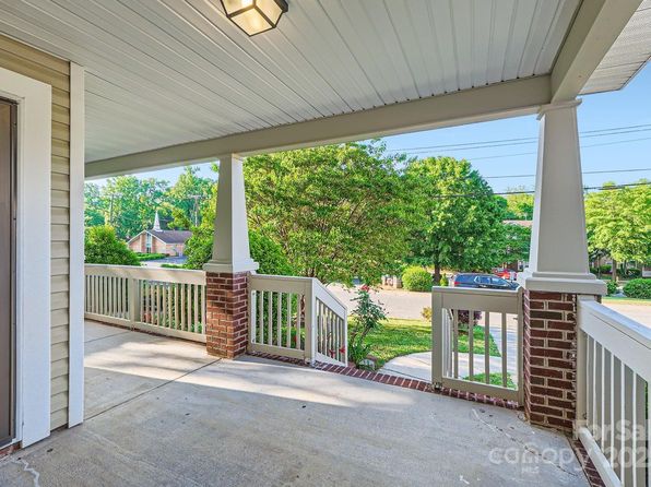 2424 Pitts Dr, Charlotte, NC 28216