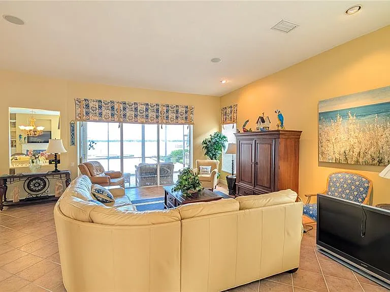 4709 Dolphin Cay Ln S — Photo 2