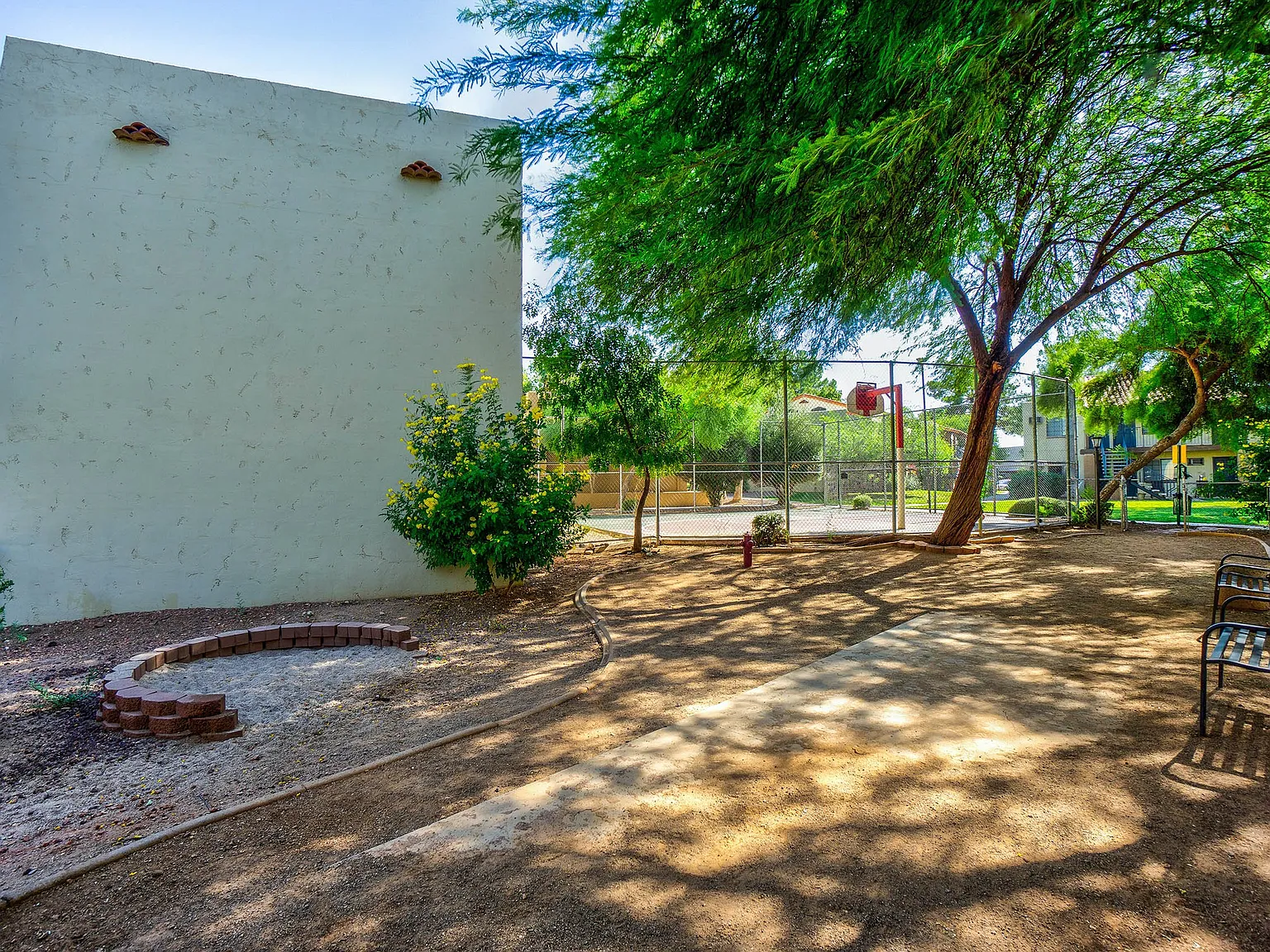 La Hacienda Apartment Homes — Photo 4