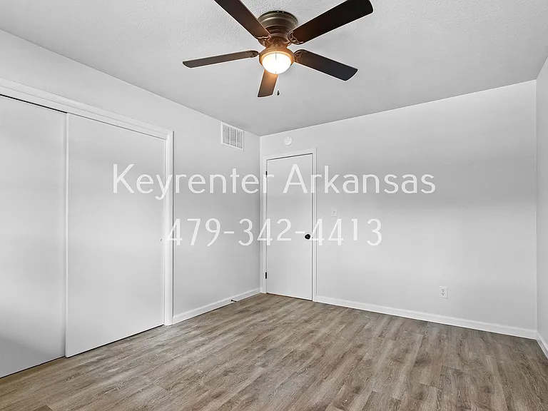 N College Duplex — Photo 16