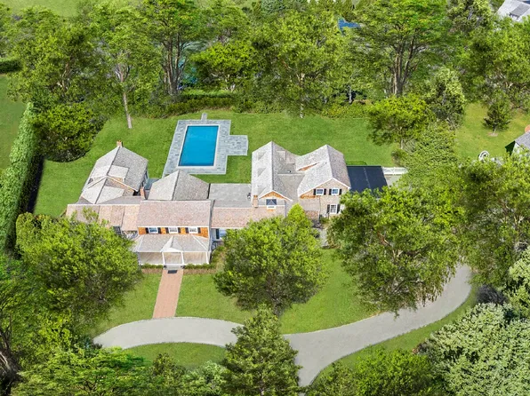 https://photos.zillowstatic.com/fp/1f973c82db16b4809bd8862ef65cf299-p_e.webp