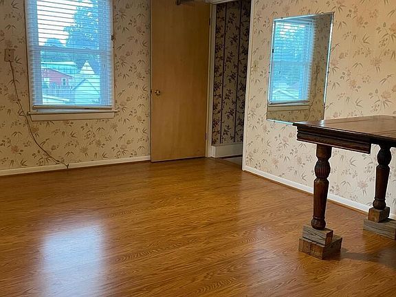 3rd image of 901 Elm St