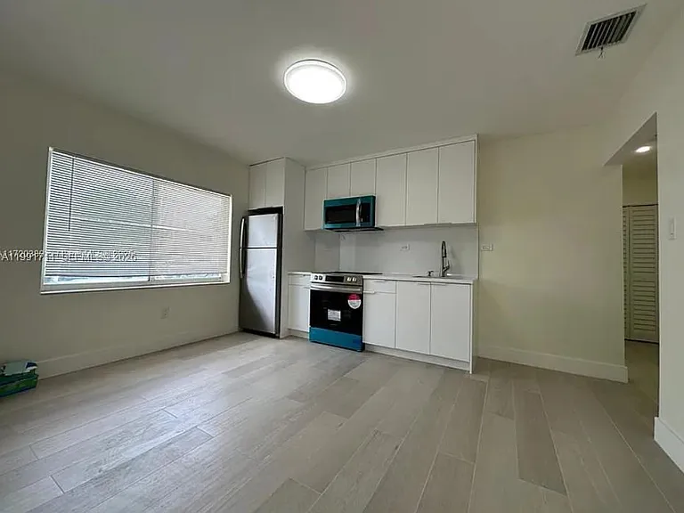 1514 SW 6th St #4 — Photo 6