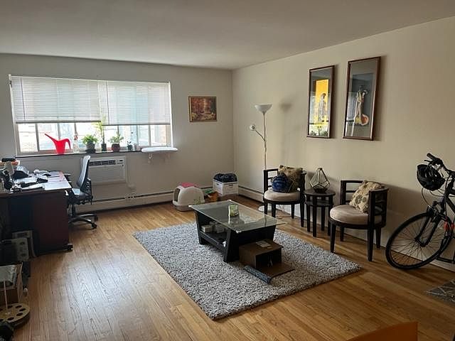 1st image of 2827 N Cambridge Ave #505