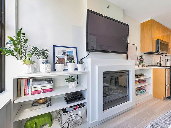 5th image of 989 Beatty St #1404