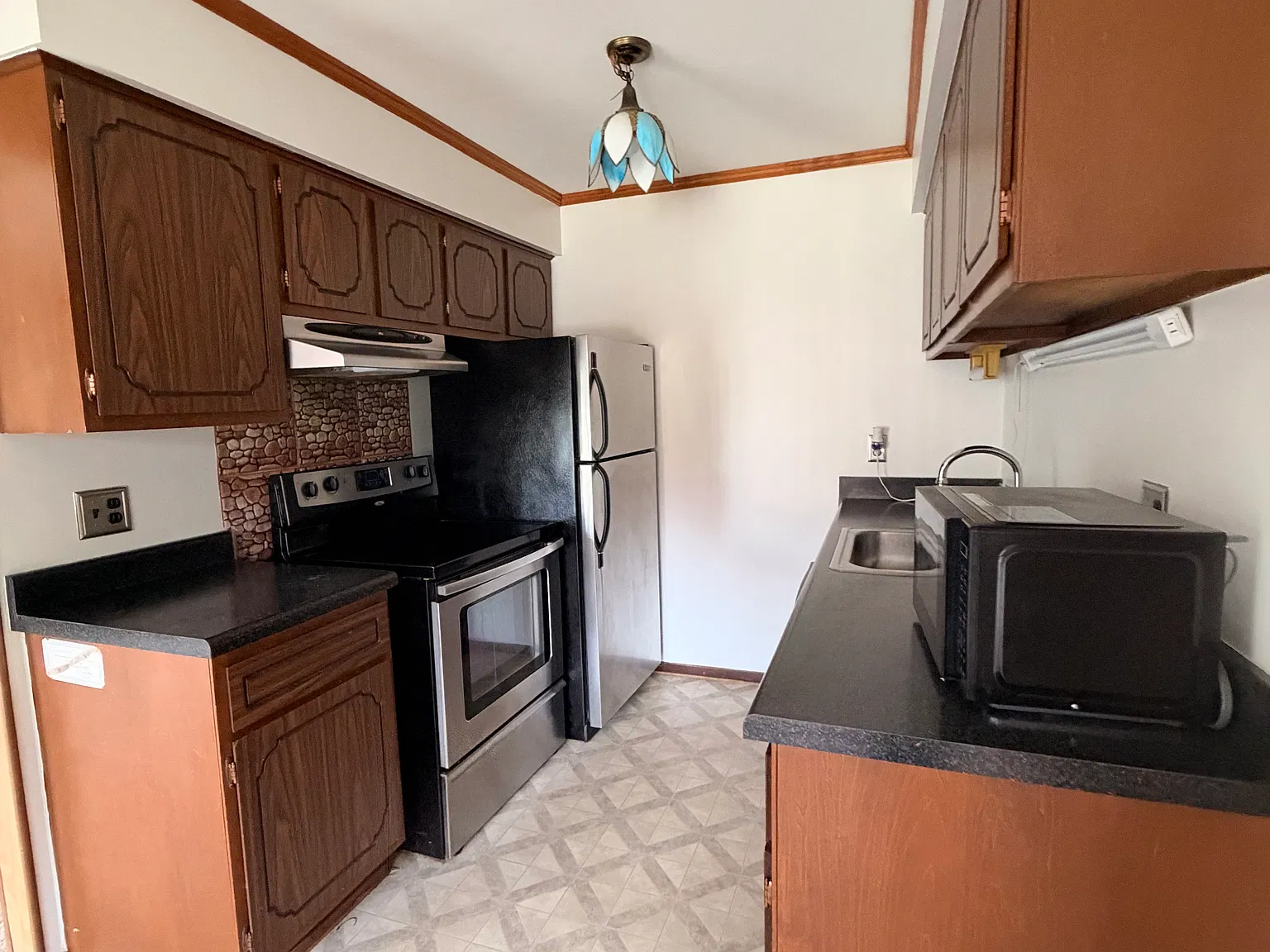 1 bed, 740 sqft, $1,050 — Photo 3