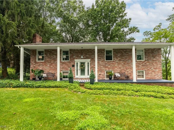 5366 Smith Kramer St NE, Hartville, OH 44632