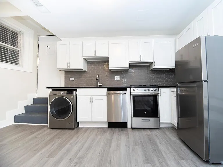 646-48 W Roscoe St #648.5 — Photo 1