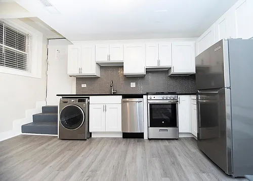 646-48 W Roscoe St #648.5 Photo 1