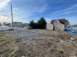 107 Inlet Dr, Lindenhurst, NY 11757