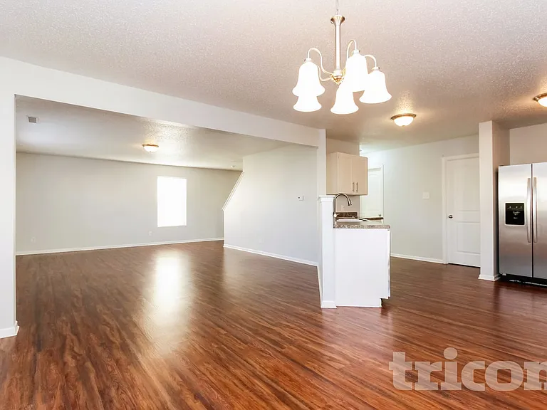 453 Bridgewater Dr — Photo 4