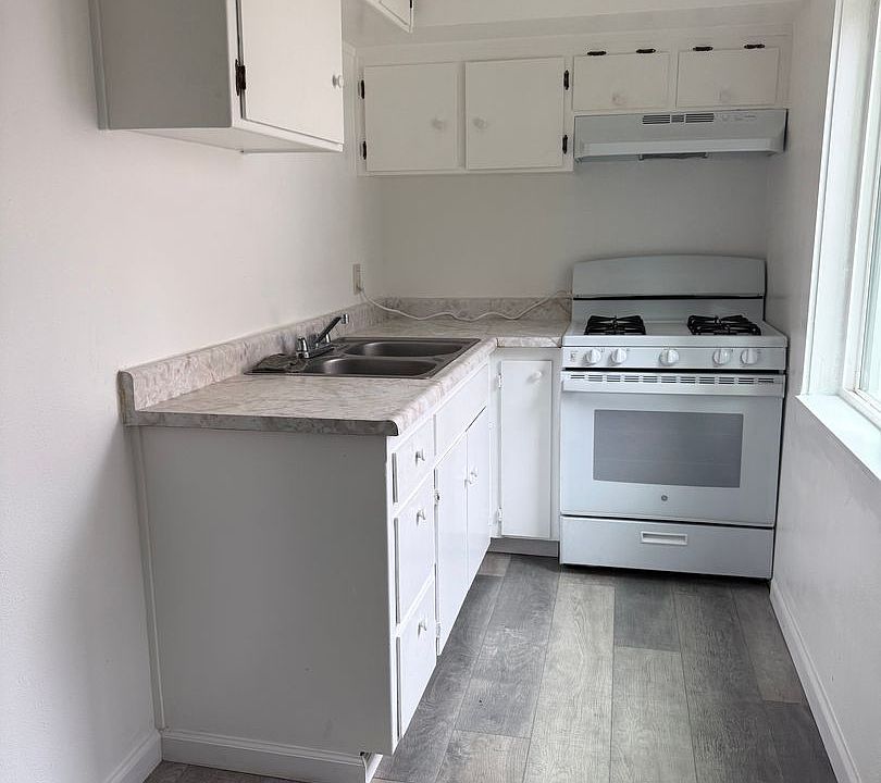 1st image of 1535-1565 Safford St #3