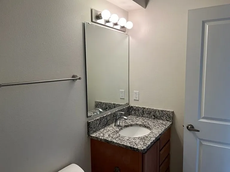 Modern 3 bedroom Townhomes with Garage — Photo 2