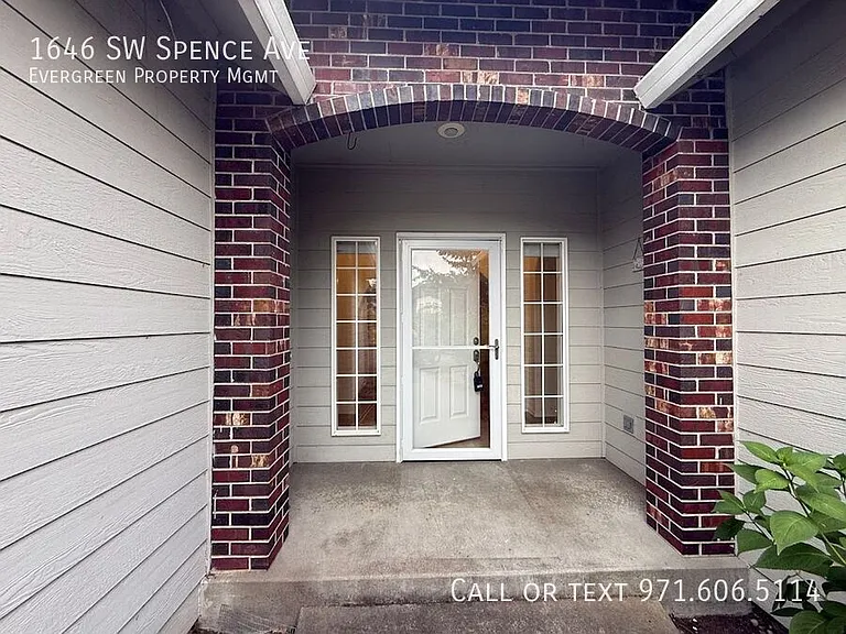 1646 SW Spence Ave — Photo 3