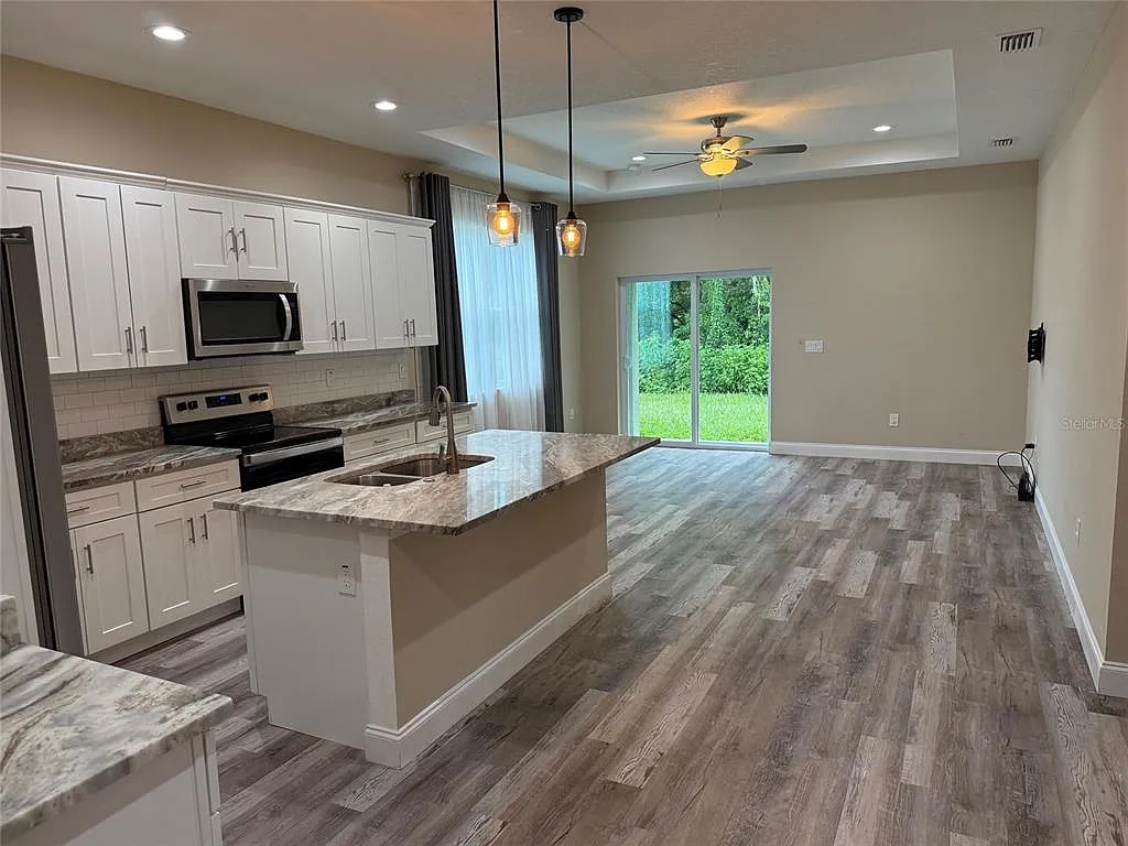 3 bed, 2.5 bath, 1431 sqft, $2,200 — Photo 3