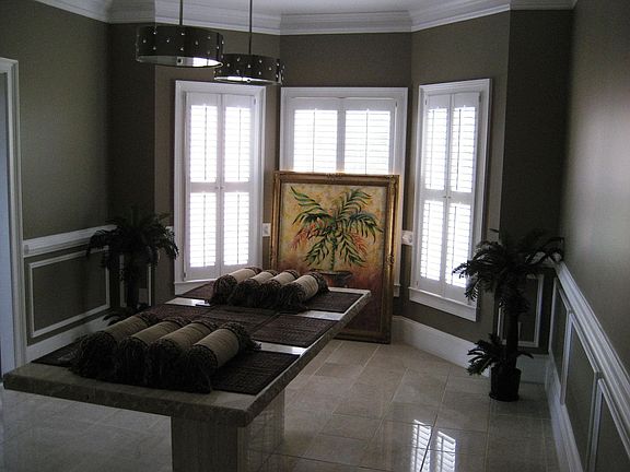 4th image of 930 Ladbroke Ln