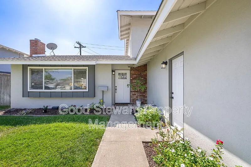 4 bed, 2.0 bath, 2008 sqft, $3,500 — Photo 4