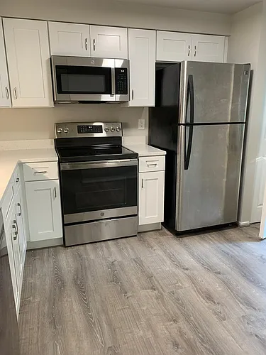 369 W Broad St Photo 1