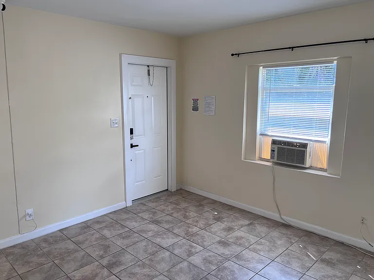 2735 NE 9th Ave #B — Photo 4