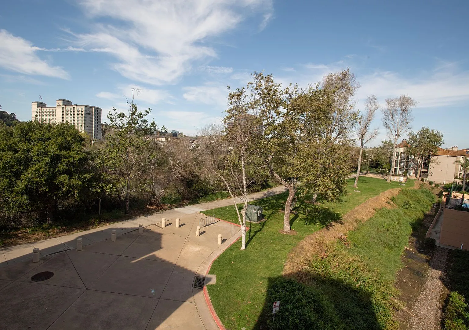 2 Bedrooms | 2 Bathrooms | Shoppers Paradise — Photo 4