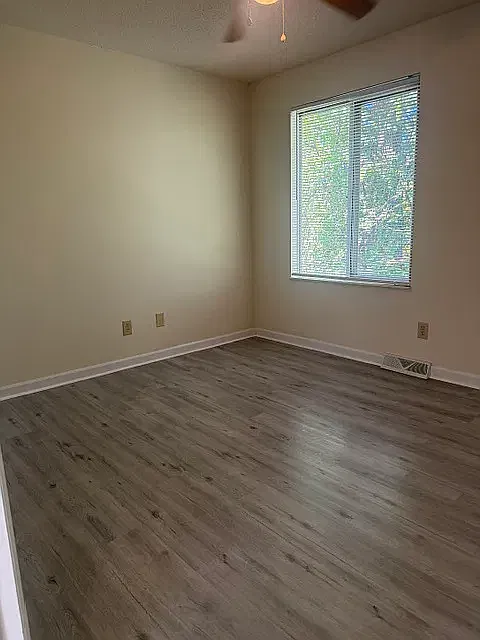 2 bed, 1.5 bath, 1038 sqft, $1,300 — Photo 2