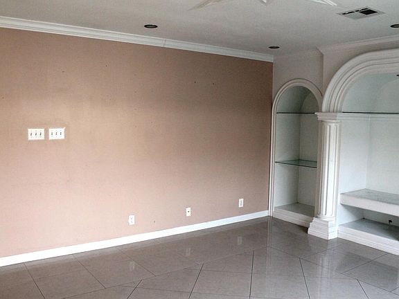 3rd image of 903 E Ghent St