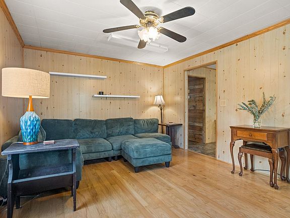 3rd image of 10 Hollywood St