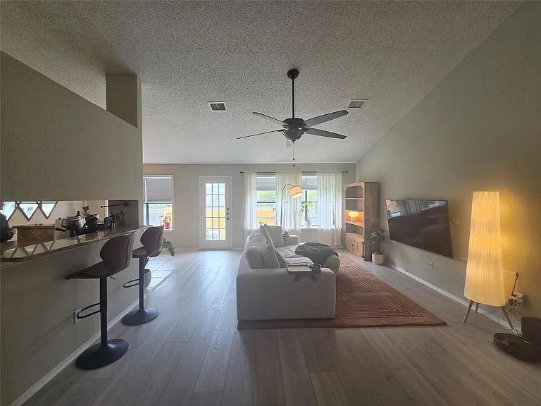 1604 Kimmerling Ln — Photo 7