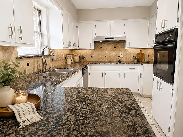 802 James St — Photo 8