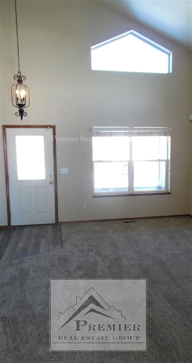 Building Photo - 7067 Hillock Dr
