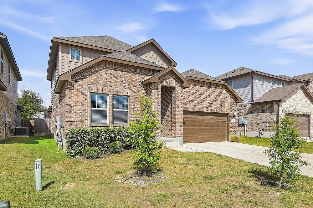4 bed, 2.5 bath, 2708 sqft, $2,350 — Photo 2