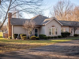 28 Stone Ridge Blvd, Hermitage, PA 16148