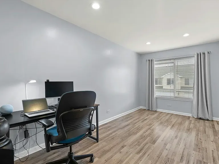604 Lincoln Station Dr — Photo 16